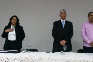 La magistrada Isabel Bonilla, junto al vicedecano Freddy Castro y el professor Cristino García, coordinador del programa. 