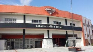 Parte frontal del estadio Julián Javier, la cual está siendo ampliada para el próximo torneo.