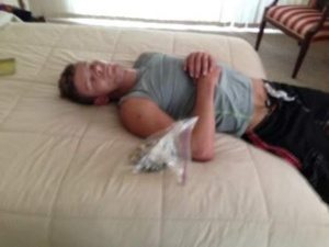 La foto de la policía de Sarasota muestra a Dion Davis durmiendo profundamente junto a la bolsa con las joyas que robó en una casa de Nokomis el pasado 8 de septiembre.