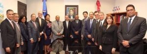 El president Danilo Medina, centro, junto a los miembros del Tribunal Constitucional y su personal, durante la visita girada la mañana de este lunes.