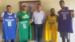 El gobernador provincial Francisco Peña, centro, haciendo entrega de los uniformes que usarán los equipos en el torneo dedicado a Luis Hernández.