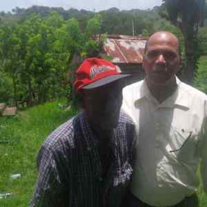 El dirigente deportivo Luis Hernández junto a la vieja gloria del beisbol dominicano Garabato Sackie, en visita reciente realizada a su vivienda en la sección La Novilla.