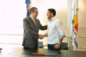 El Ministro de Turismo Francisco Javier García y el tenista Víctor Manuel Estrella