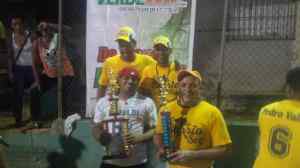 Integrantes del equipo de El Barrio posan con el trofeo de campeón de la Gran Copa Costaverdedr.com, ganada este sabado en el Garabato Sackie.