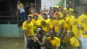Jugadores y fanáticos de El Barrio celebrant junto al trofeo de campeón del 6to. Clásico de Softbol Luis Hernández. 