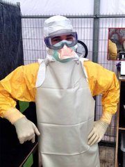 El doctor Craig Spencer, con su traje de aislamiento cuando se encontraba tratando pacientes de ébola en Guinea.