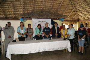 Integrante de la mesa de honor en instantes que realizaban una oración para dar inicio a la acto de entrega.