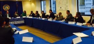 Parte de los periodistas que se dieron al encuentro con el fiscal general de Nueva York, Eric Schneiderman.