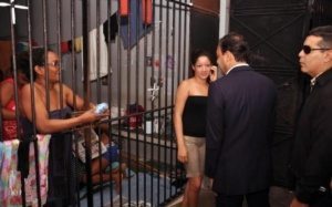 El presidente de la Cámara de Diputados, Abel Martinez, habla con la reclusa Estefany Taveras Estevez,  durante su visita este sábado a la cárcel de Santiago, donde la mujer cumple una coerción de tres meses luego de publicar en Facebook una foto dandole cerveza a su hija de 1 año.