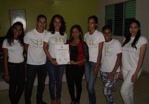  Jóvenes Costa Verde recibiendo el reconocimiento Preservación y Fomento de los Recursos Naturales, de manos de Esmerlin López, directora provincial del Ministerio de la Juventud.