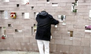 Un hombre permanece de pie en el monumento a las víctimas del vuelo 587 en Nueva York
