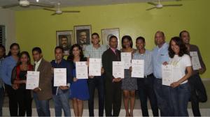 Los jóvenes reconocidos posan con sus permaginos entregados en el salon principal del Ayuntamiento de Río San Juan.