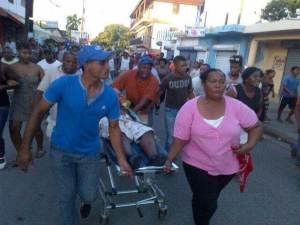 Los protestantes sacaron a la fuerza del hospital al joven muerto y lo pasearon por las calles.