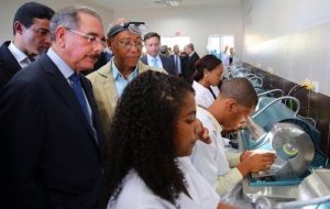 El Presidente Medina aseguró que la producción de joyas con Larimar se pueden vender a los millones de turistas que visitan Punta Cana
