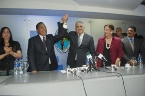 Miguel Vargas al juramentar en el PRD a Ismael Reyes Cruz