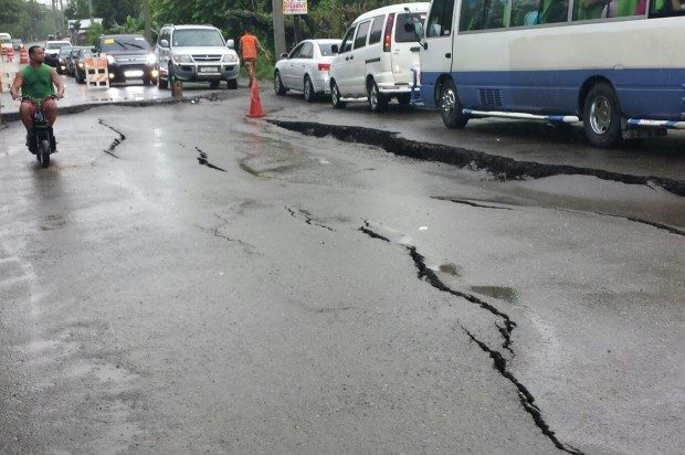 La carretera que comunica a Navarrete con Puerto Plata sufrió hundimientos este martes por las lluvias.