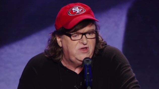 Michael Moore durante su show en Ohio como parte del documental 'Michael Moore in TrumpLand' (2016). (Foto: El País)