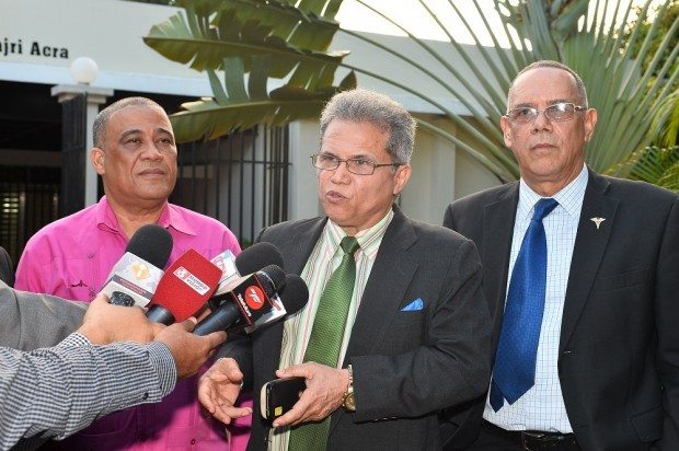 El presidente del Colegio Médico Dominicano, Waldo Ariel Suero, habla al salir de la reunión con la ministra de Salud.