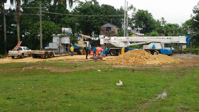 El giganesto transformador y la grúa que lo instalará ya reposan en el Arroyo Grande, donde funcionará la subestación.