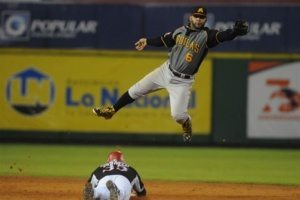Estrellas propinan sexta derrota corrida al Licey para seguir firmes en el primer lugar; Aguilas y Gigantes también ganan