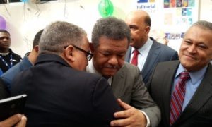 Peledeístas hacen filas para felicitar a Leonel Fernández en su cumpleaños