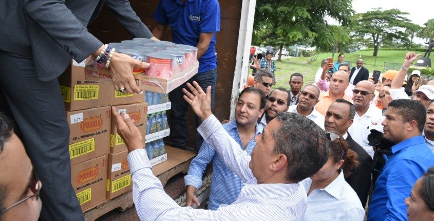 Adriano Espaillat dona 18 toneladas de comida para damnificados de las lluvias