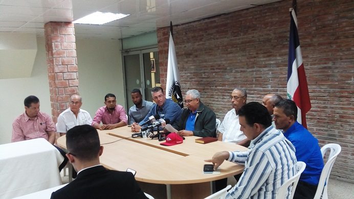 Ganaderos denuncian falta de mercado para la leche