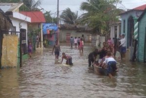 Entre escombros y lluvias, el pueblo de Río San Juan emerge de entre las aguas
