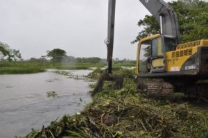 El INDRHI realiza operativos de limpieza de los sistemas de riego del Bajo Yuna