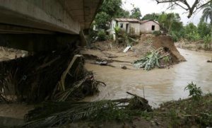 Rescatan a 70 personas en María Trinidad Sánchez; hay 91 comunidades aisladas