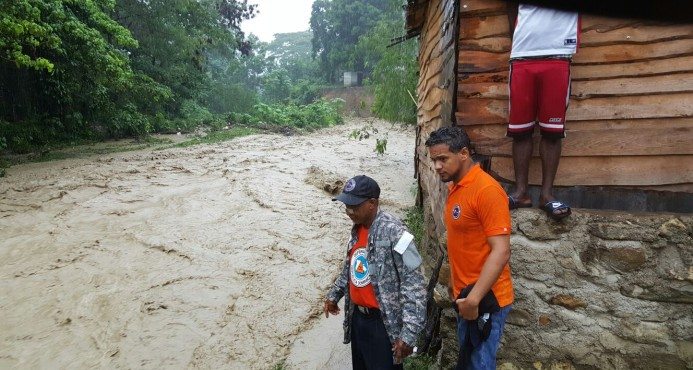 COE mantiene alerta por lluvias en 25 provincias; reporta 7,425 desplazados