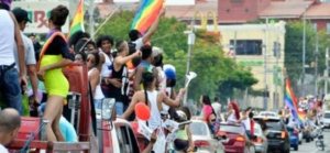 James Brewster pide proteger la igualdad de los gays por ley; renunciará en enero