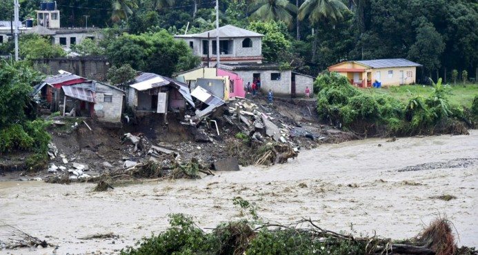 Dos niños arrastrados por crecidas de ríos; recuperan cuerpo de uno en La Vega
