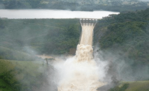 COE ordena evacuaciones obligatorias en zonas bajo alerta; vuelven a desaguar presa de Tavera