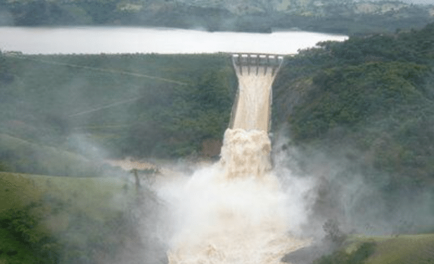 COE ordena evacuaciones obligatorias en zonas bajo alerta; vuelven a desaguar presa de Tavera
