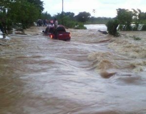 Rescatan a 13 personas en la comunidad de Las Gorgas en Nagua por inundaciones