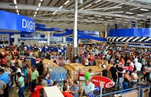Compradores RD abarrotan tiendas en busca especiales del ‘Black Friday’