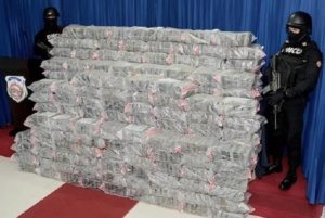 Decomisan 1,100 paquetes de droga en costas de Baní; hay dos detenidos