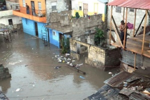 Ocho personas rescatadas por crecidas de ríos y disminuyen a 15 mil 295 los desplazados por lluvias