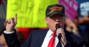 Donald Trump rebasa a Clinton por un punto en un sondeo a siete días de los comicios