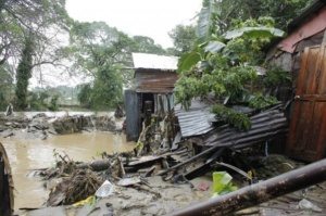 Un adolescente ahogado y viviendas arrasadas por crecida del río Jaya en SFM