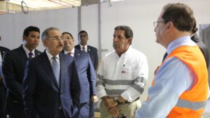 Danilo Medina visita instalaciones 911 en Santiago; creará dos mil empleos