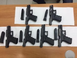 Decomisan seis pistolas camufladas en cubetas de pintura