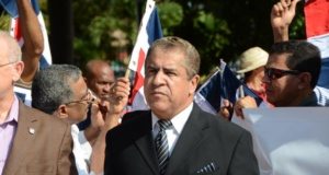 Ministerio de Defensa dice Percival Peña permanecerá en cuidados intensivos; no sufrió infarto