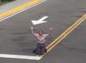 Video: Al enterarse de su retiro, una mayor PN da gracias de rodillas en explanada del Palacio