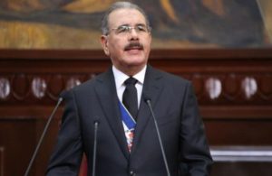 Medina anuncia un aumento salarial de 100% para policías y militares; dice no habrá “vacas sagradas” en caso Odebrecht