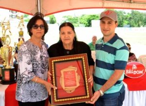 Baldom inaugura sexto torneo de softbol