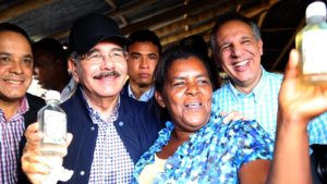 Medina promete financiamiento a mujeres productoras de aceite de coco en Samaná