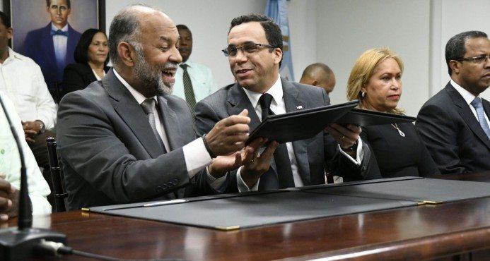 Ministerio de Educación y profesores acuerdan aumento de salario