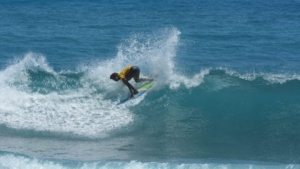 Sobresalen Gómez, Félix y Pérez en Larimar Surfing Playa Barranca en Barahona